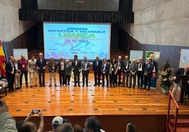 Foto de familia de los ponentes, organizadores y premiados de la jornada de ayer en el auditorio de Luarca.