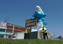 Labores de limpieza del Pitufo Gruñón de la rotonda de Lugones realizada en las últimas horas