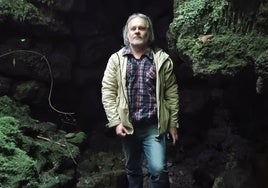 El arqueólogo Iván Muñiz en la ciudad del agua de Valdediós.