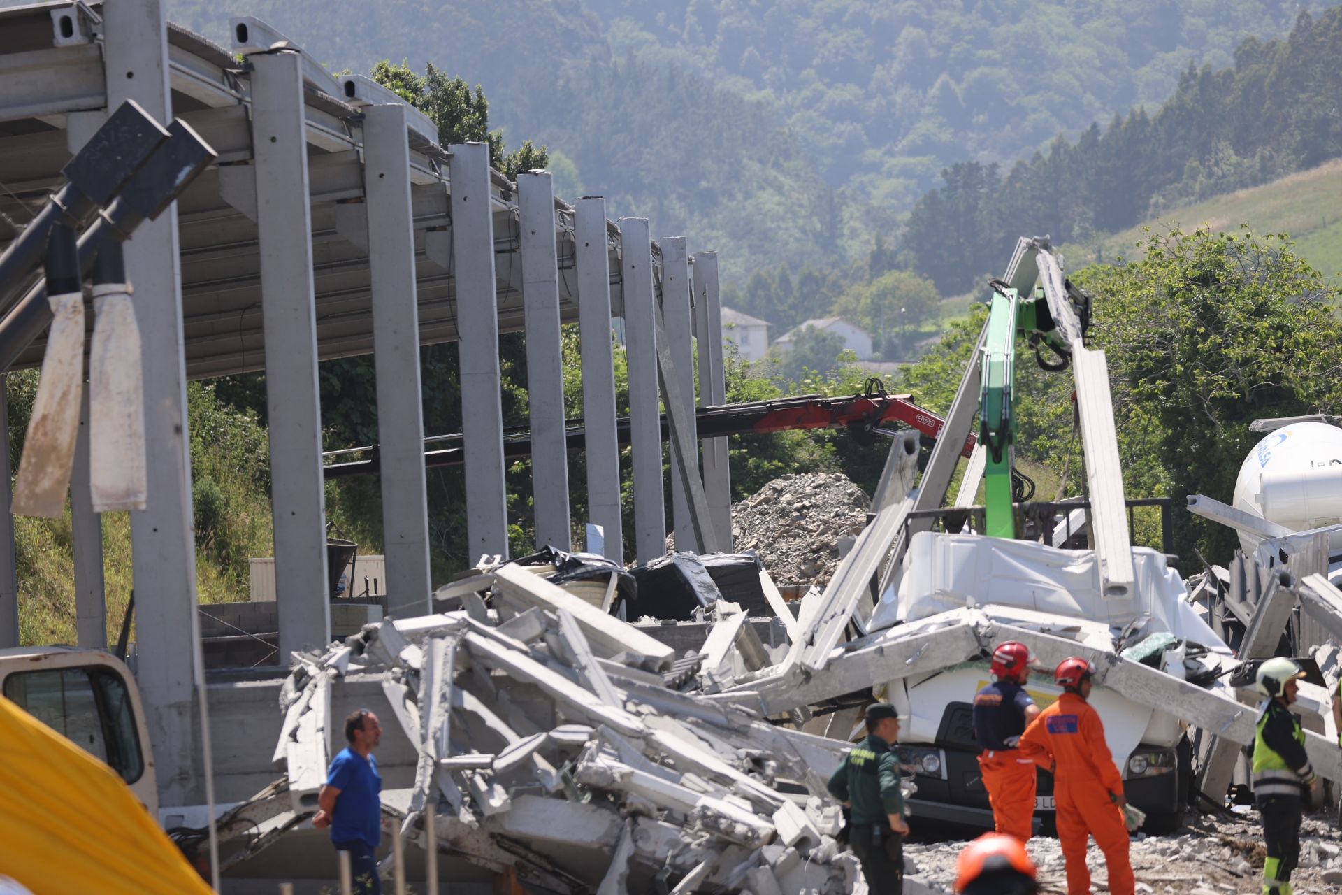 Las imágenes del grave accidente laboral en Coaña