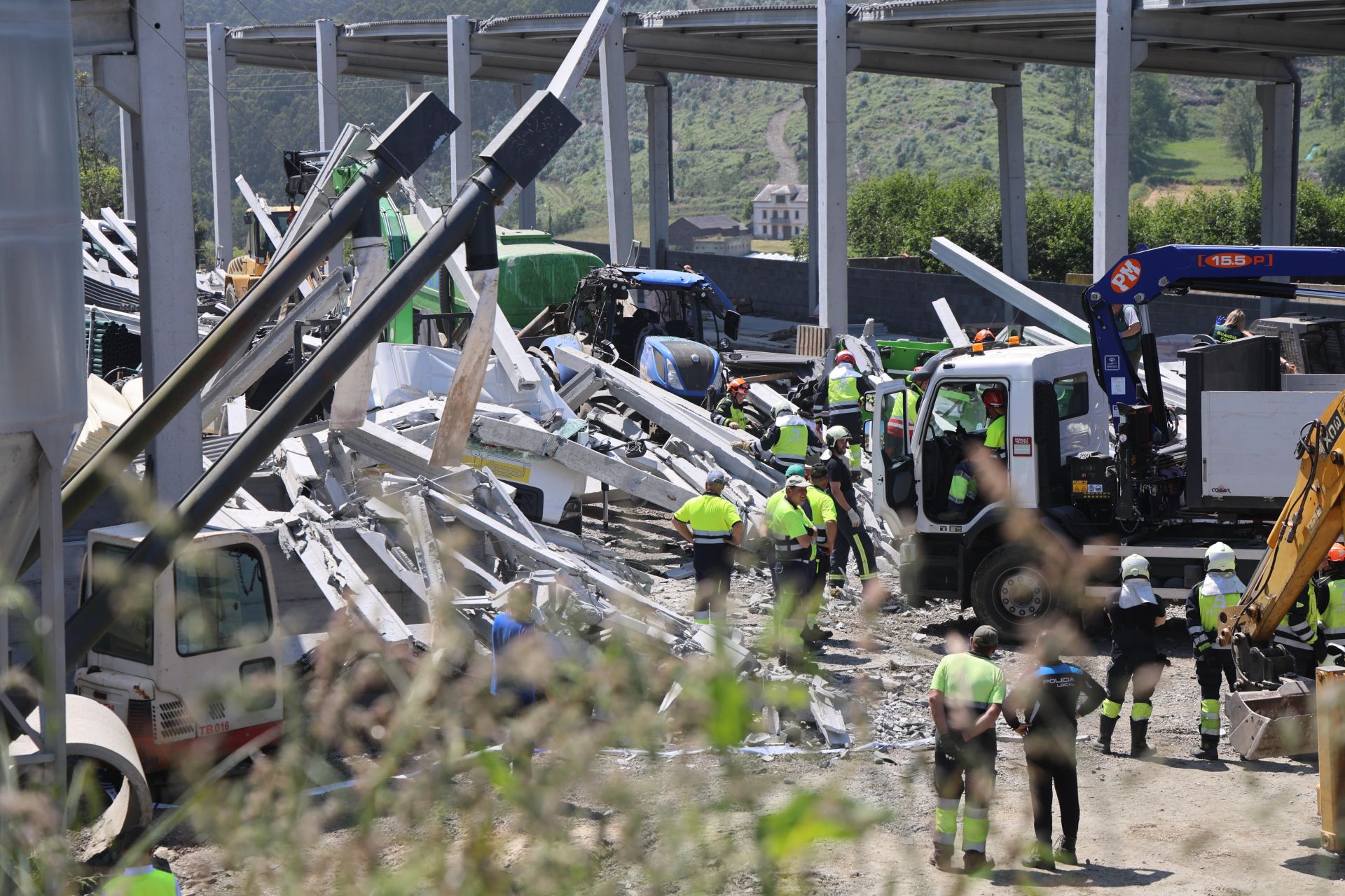 Las imágenes del grave accidente laboral en Coaña
