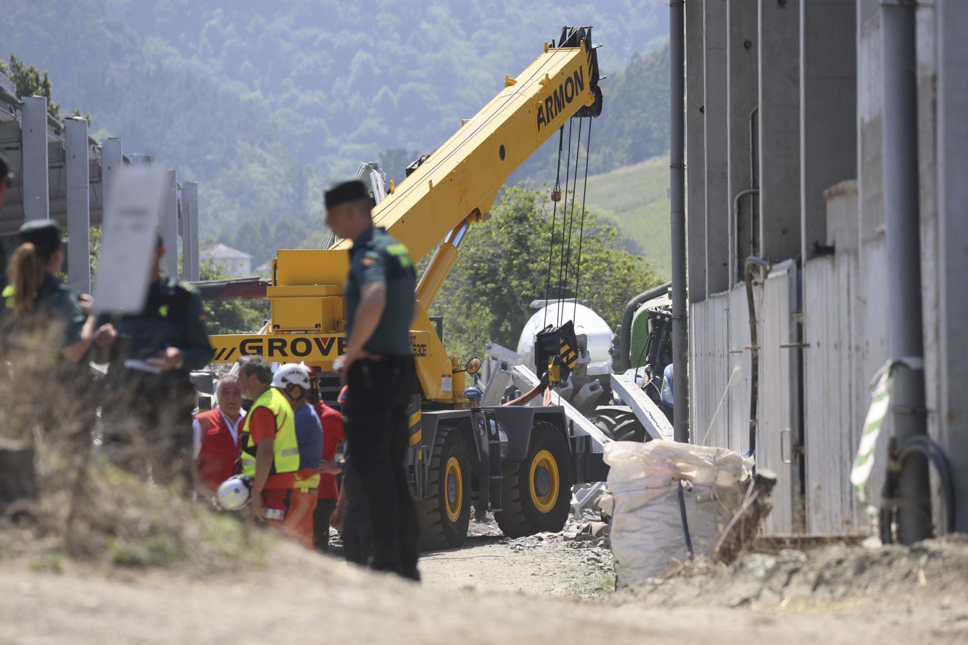 Las imágenes del grave accidente laboral en Coaña