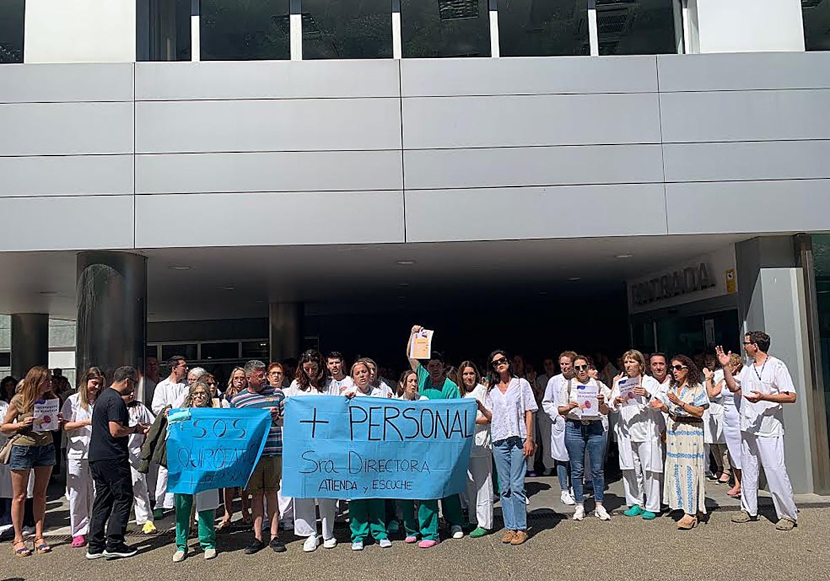 Profesionales del hospital mierense Álvarez Buylla concentrados para evitrar su actual «precariedad laboral»