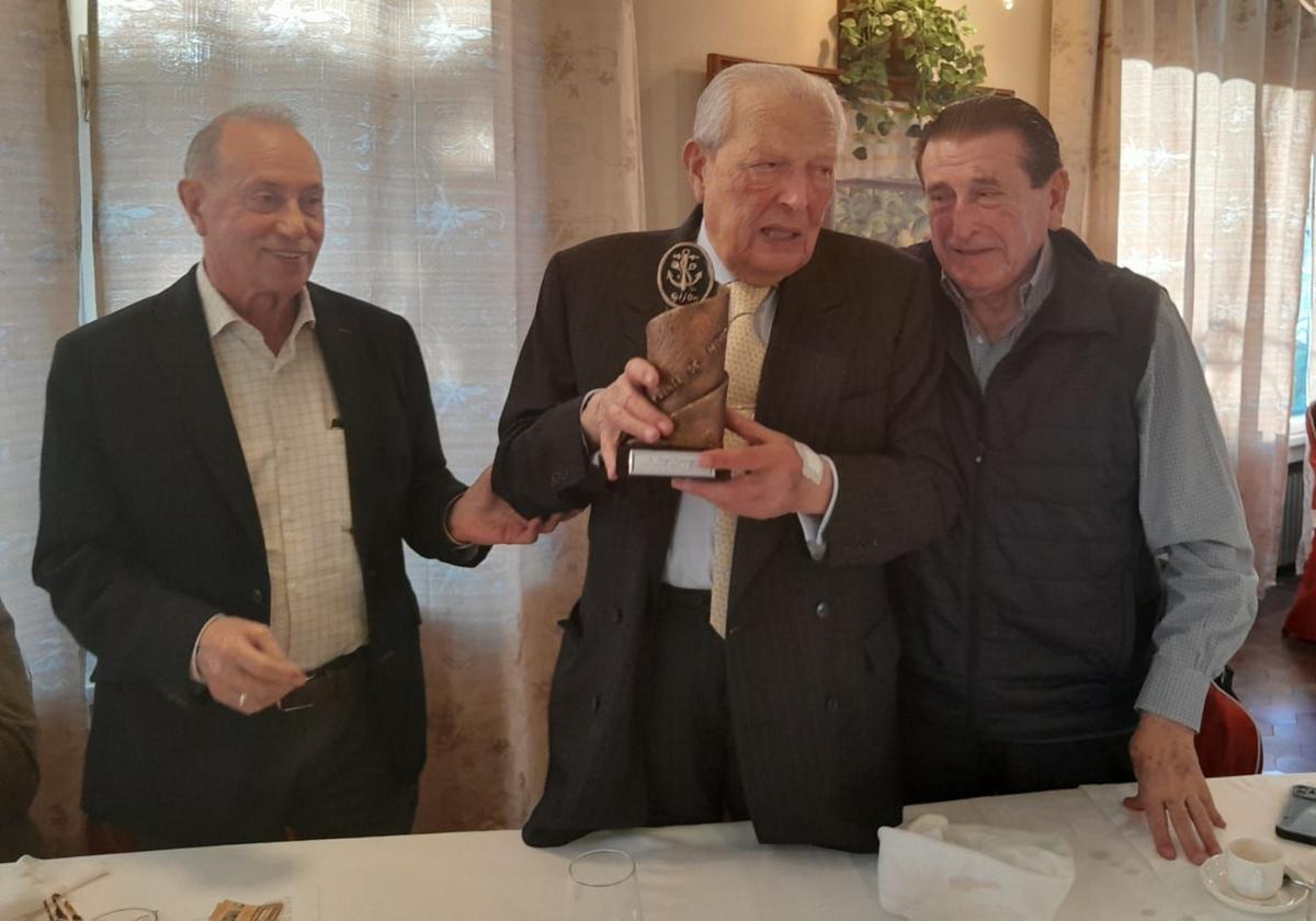 Las sociedades gastronómicas gijonesas de La Andecha y Puente de Mando pierden a su histórico Ángel Tamargo
