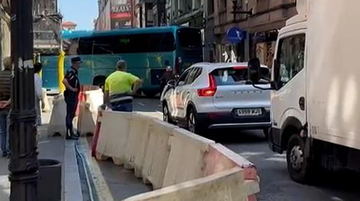 Caos en Gijón: un autobús atascado el primer día de reordenación del tráfico