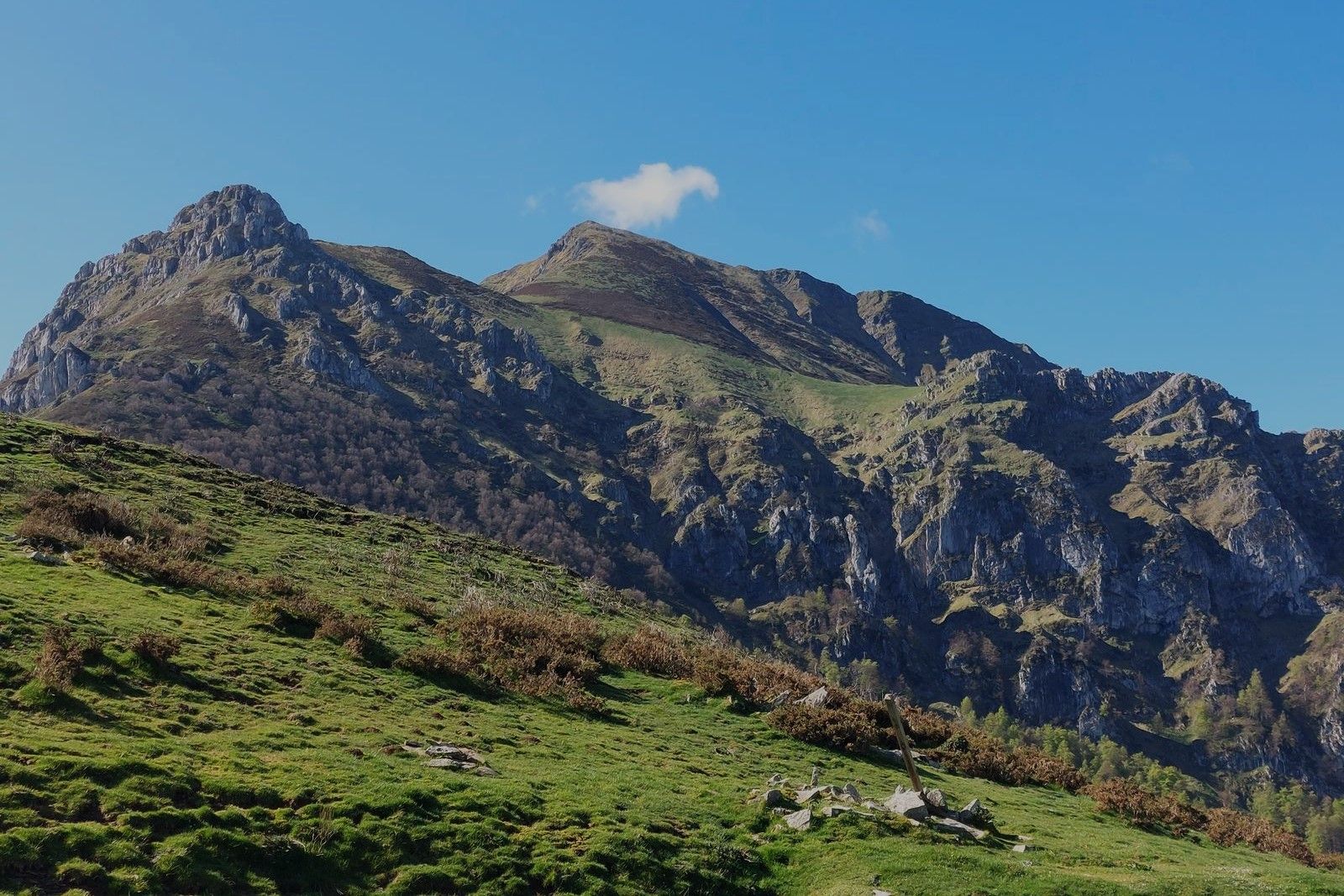 Imagen principal - El recorrido para conquistar el Recuencu y el Zorru desde Les Bedules tiene mucho de bosque y de majadas, pero también laderas escarpadas, pasos aéreos y cimas muy altas. 