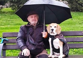 José Manuel Rodríguez Montes 'Carson' con su perrita Katy.