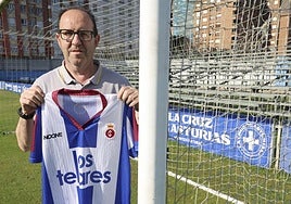 Luis Castro, con la camiseta conmemorativa del 120 aniversario del fútbol en Avilés.
