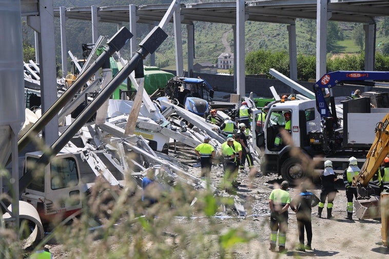 Así ha quedado la nave donde se produjo el accidente en Coaña.