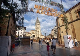 Los puestos de la plaza de la Catedral, ya montados para abrir sus puertas.