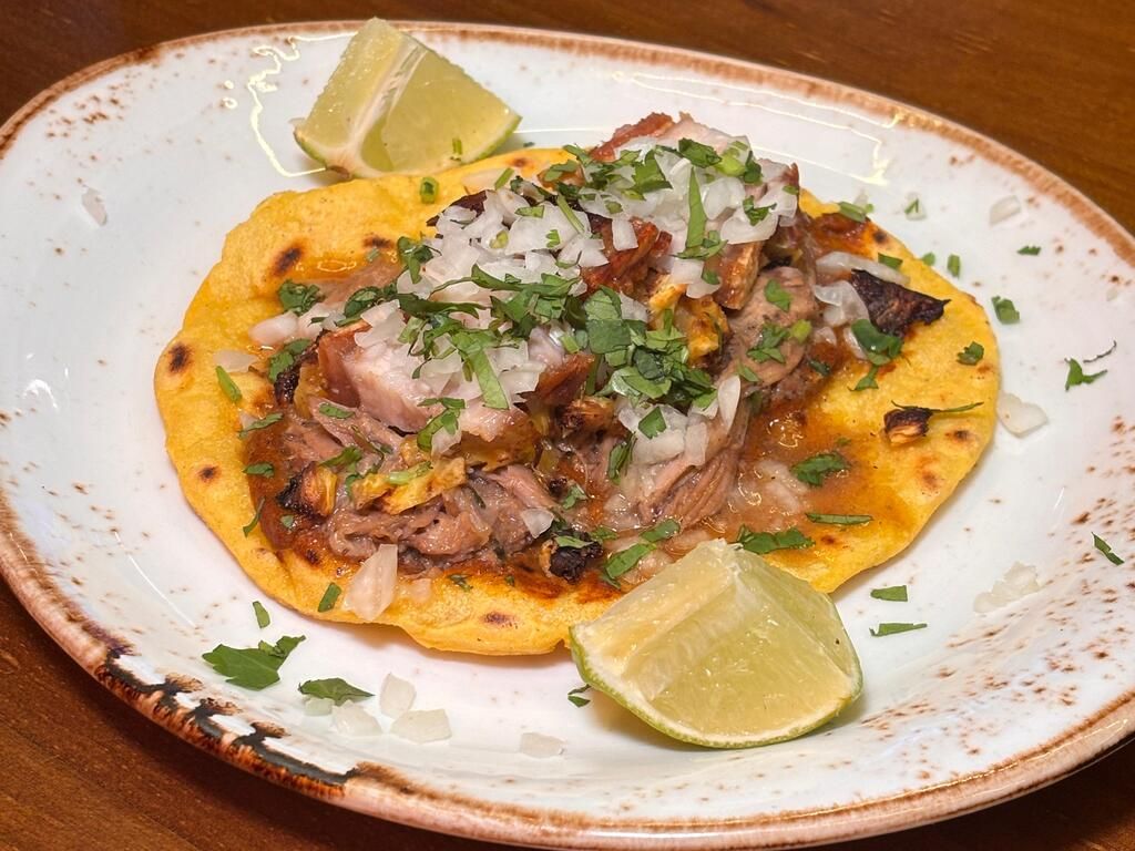 Tortilla de maíz, costilla de cerdo, chicharrón de cerdo, cebolleta, cilantro, limón, ajo, sal, pimienta, romero, tomillo, tomate pera, chile árbol, chile ancho, chile chipotle, aceite de sésamo, salsa de ostras, mirin y piña