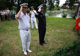 El capitán de fragata Luis Rodríguez Garat y el capitán de navío francés Christophe Merit, durante el acto de traspaso de jurisdicción de la isla de Los Faisanes, en el río Bidasoa y de soberanía compartida con Francia, en julio de 2018, durante la etapa de Rodríguez Garat como comandante naval de San Sebastián.