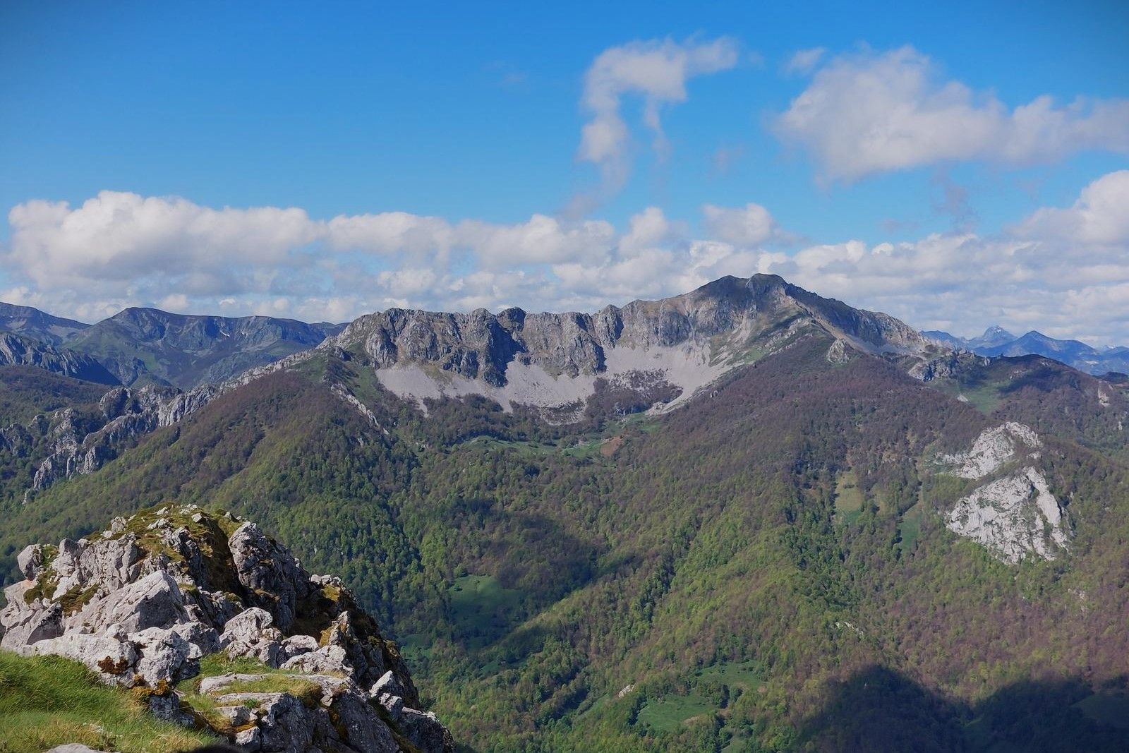 Imagen secundaria 2 - Vistas desde la cima del Recuencu hacia el Carriá, los Picos de Europa y el Maciedome.