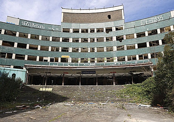 El edificio de Maternidad, convertido en un esqueleto por los robos.