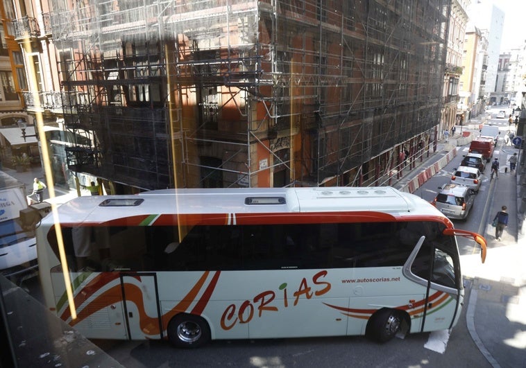 Un autobús gira desde San Bernardo hacia Munuza, con varios coches detenidos en un semáforo.