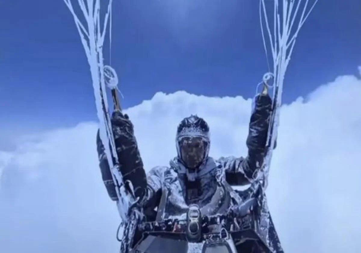 A 40 grados bajo cero, con hipoxia y congelado: un parapentista chino sobrevive a más de 8.500 metros de altitud y logra un récord