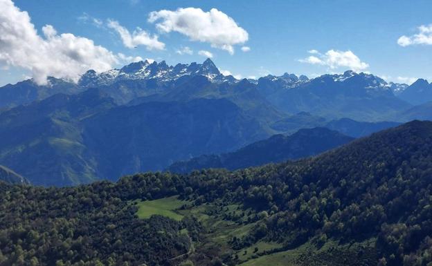 Durante toda la ruta se disfrutan panorámicas bellísimas de los Picos de Europa.