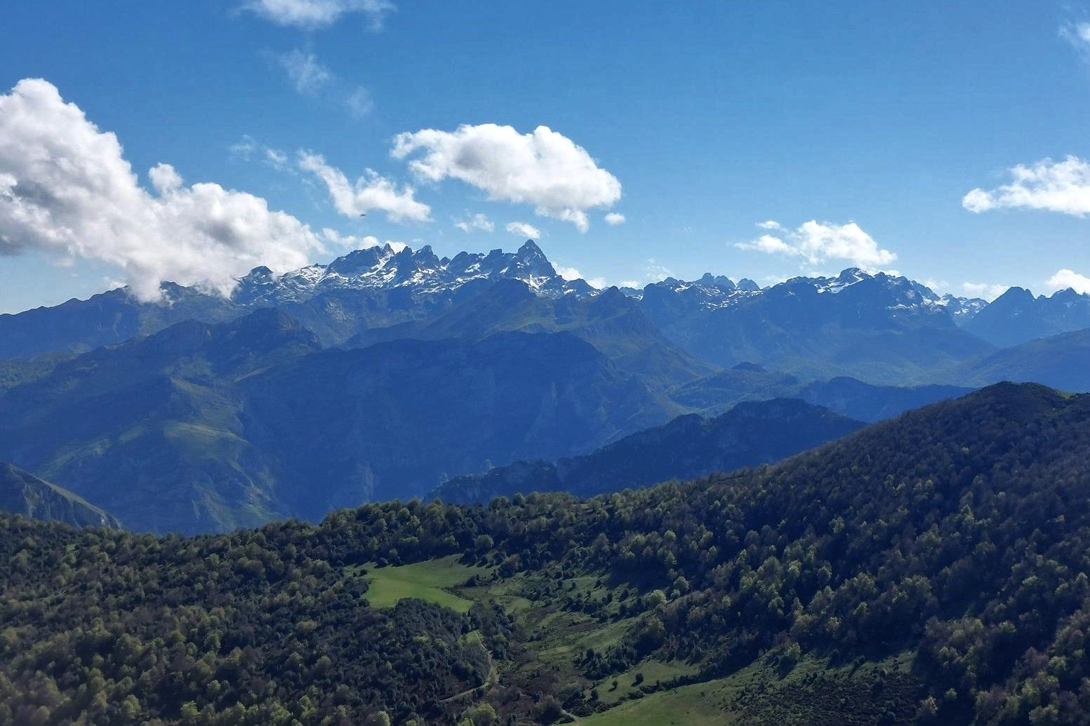 Imagen secundaria 1 - Vistas desde la cima del Recuencu hacia el Carriá, los Picos de Europa y el Maciedome.