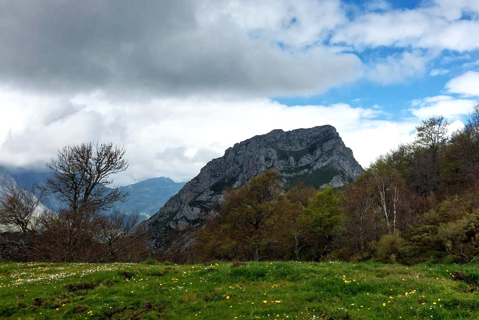 Pico Recuencu, uno de los destinos de esta ruta, visto desde la collada Pumerín.