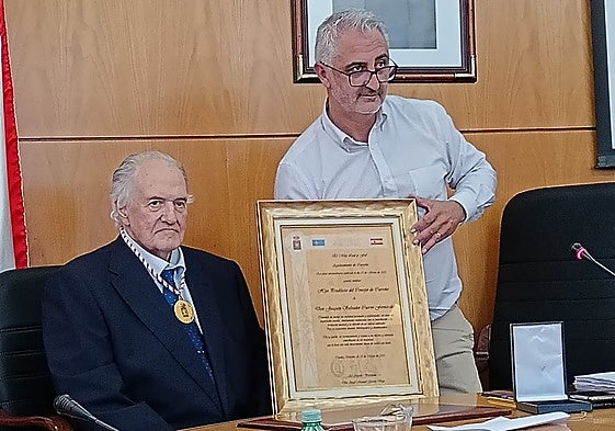 El músico Salvador Cuervo y el alcalde de Carreño, Ángel García