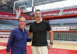 Roberto Carvajal y Luis Scola, en la tarde de este viernes en el Palacio de Deportes de Gijón.