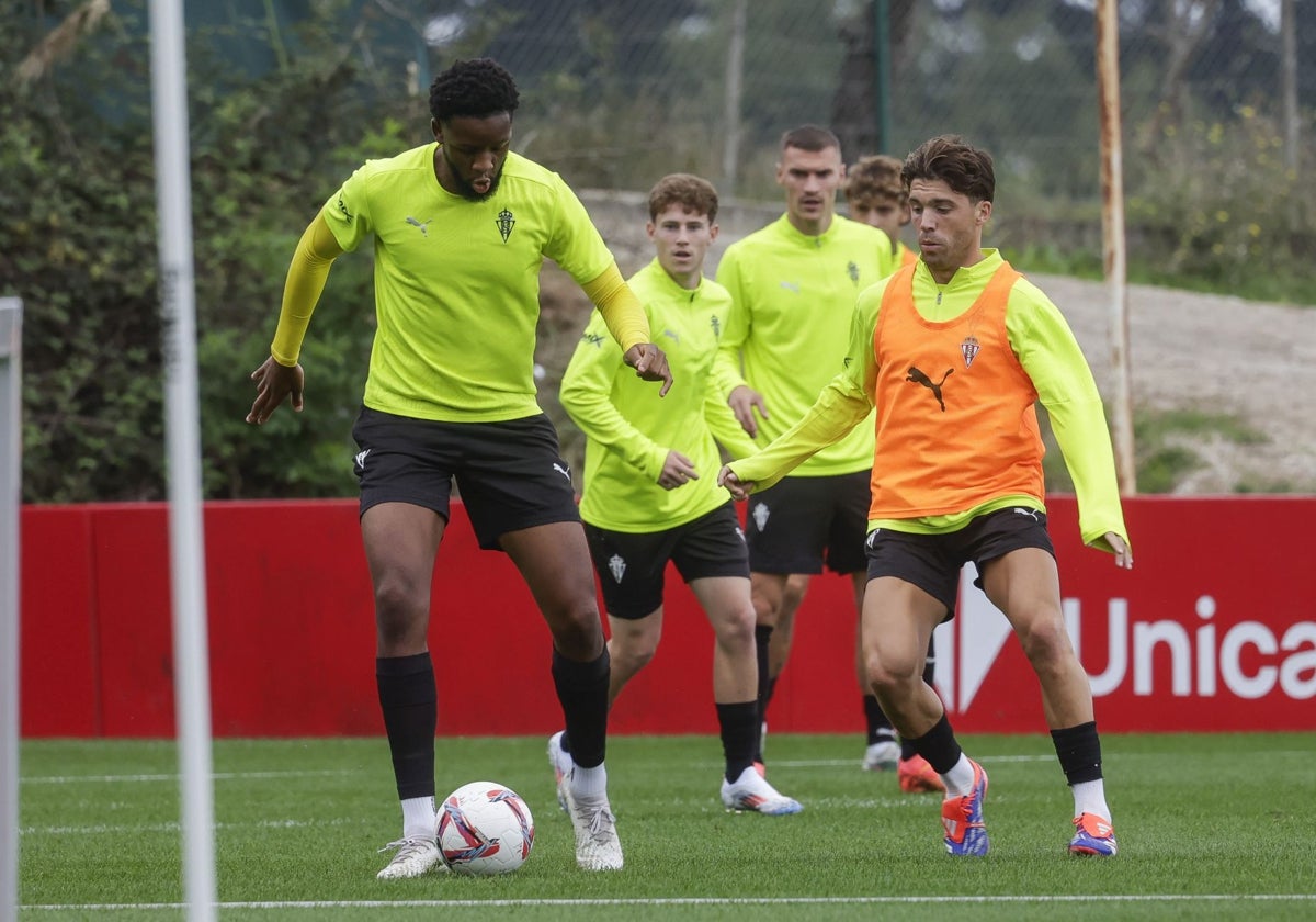 Kembo, protegiendo un balón ante Nacho Méndez durante un entrenamiento.