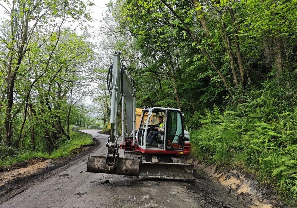 Comienza la modernización de la carretera La Vega-Llamo en Riosa, tras años de retraso