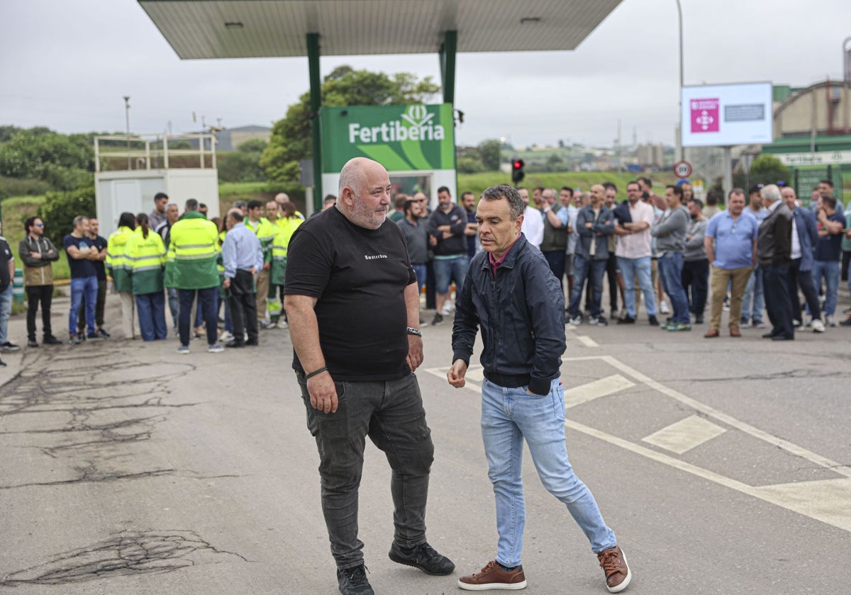 Juan Muñiz, presidente del comité de empresa de Fertiberia en Trasona, conversa con Iván Fernández, alcalde de Corvera.