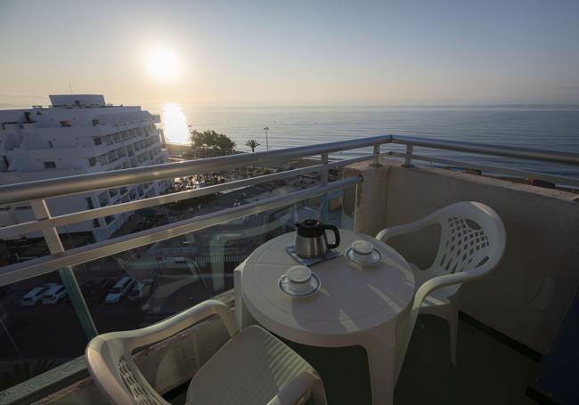 Apartamento con terraza y vistas al mar en Roquetas de Mar.