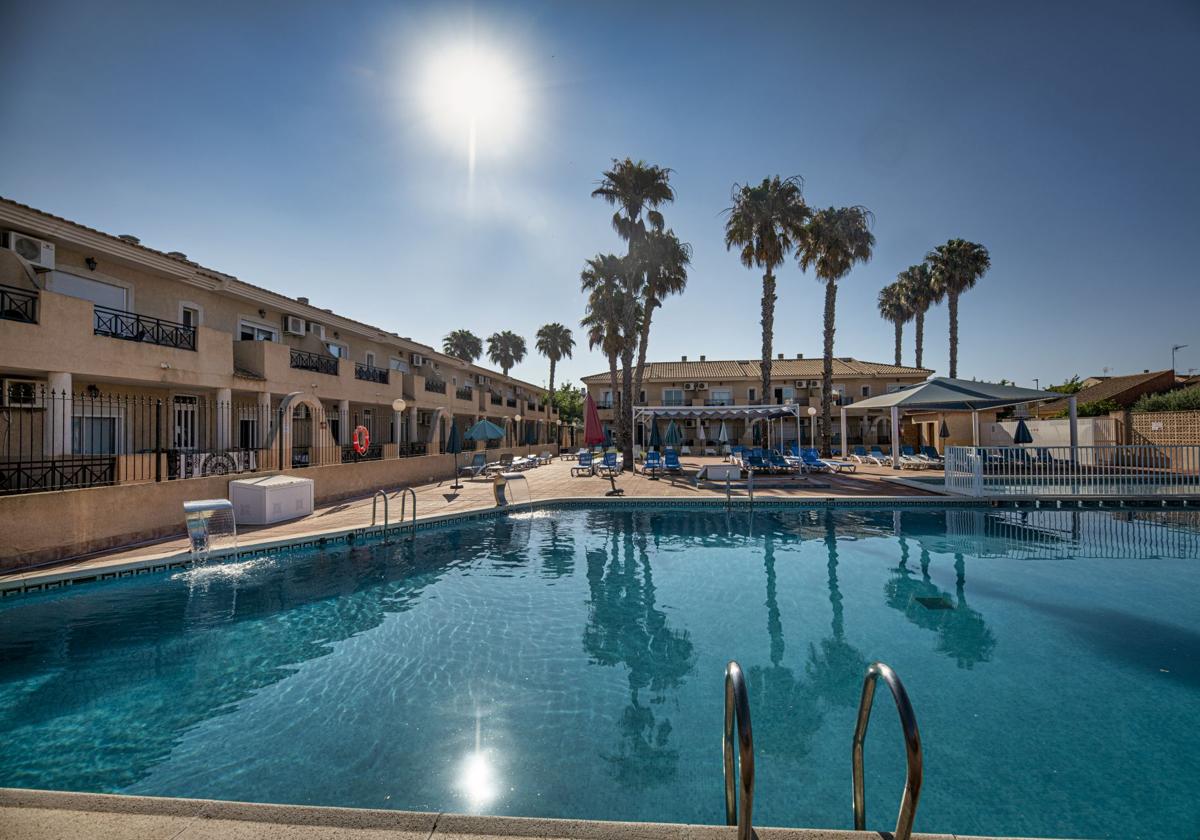 Zona de apartamentos de Piscina Amsterdam, en el Residencial del Montepio de Los Alcázares del Mar Menor.