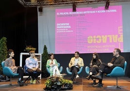 Los artistas, Ana Matey y Juan Cañada; la concejala de Cultura, Montserrat López Moro; el director de la Fundación Municipal de Cultura, Aitor Martínez y los también artistas Mónica Mura y David Ferrando, en la presentación de las jornadas.