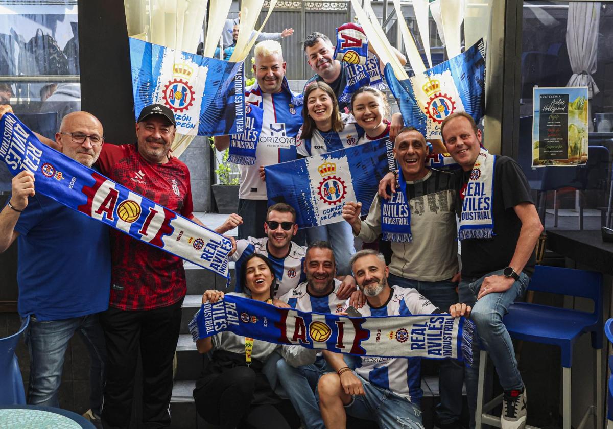 Los aficionados del Real Avilés, preparados para dejarse el alma animando al equipo esta tarde.