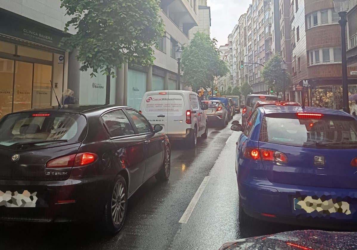 Atascos en la avenida de la Costa esta mañana.