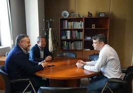 Joel García y Juan Ordieres conversan con Juan Carlos Campo.
