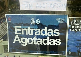 Cartel de 'entradas agotadas' en la tienda del Real Avilés.