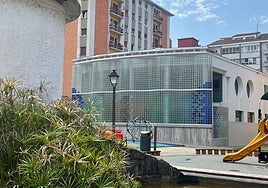 Al fondo, la nueva escuela de 0 a 3 años de Pola de Siero.