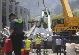 Los equipos de rescate en la ganadería de Coaña en la que se produjo el accidente laboral.