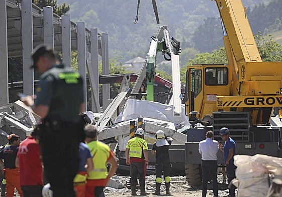 Los equipos de rescate en la ganadería de Coaña tras el accidente que se cobró la vida de tres personas