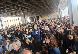 Momento en el que lo sindicatos informan de lo hablado en la mesa de negociación, de la que se han levantado.