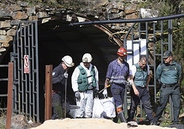 Agentes de la Policía Judicial y de Salvamento Minero abandonan la mina de Cerredo tras inspeccionar su interior tras el trágico accidente.