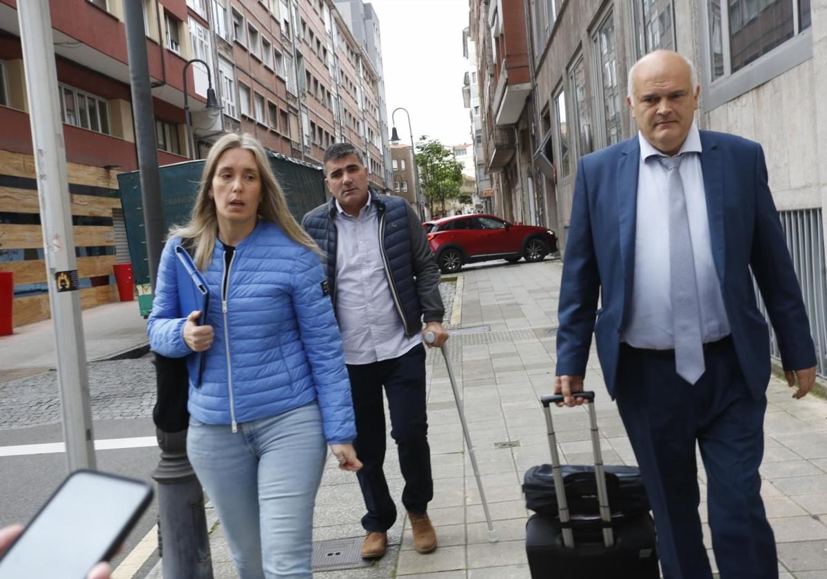 Tensión a la entrada del juzgado de Avilés: «Nos jodiste la vida», reprocha la viuda de unas de las víctimas al acusado