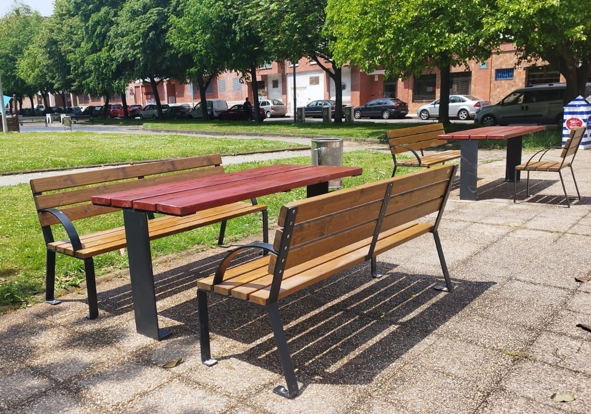 Nuevas mesas de picnic en el parque de Moreda.