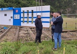 El alcalde, con americana azul marino, departe con los técnicos de la Demarcación en la zona de obras de la playa de San Pedro de la Ribera.
