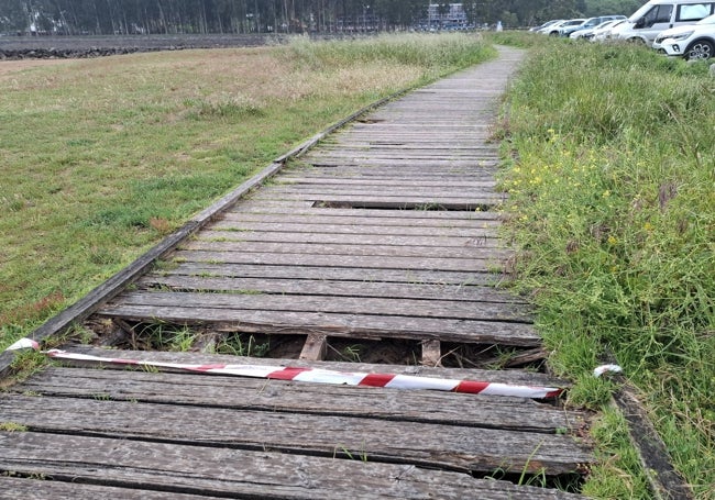 Senda peatonal en mal estado a su paso por la playa de Misiego