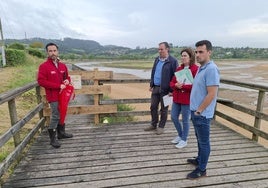 David Villar, director general de Custodia del Territorio y Prevención de Incendios; el alcalde de Villaviciosa, Alejandro Vega; María González, directora de la Reserva Natural de la Ría, y Javier Calleja, ingeniero municipal, junto al tramo cortado de la senda peatonal entre Rodiles y Misiego.