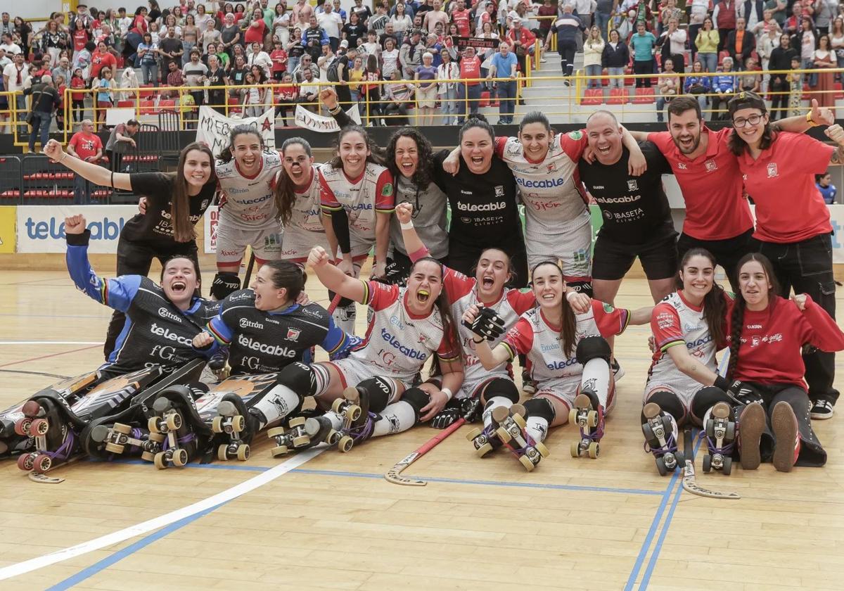 Las jugadoras del Telecable celebran su último triunfo.