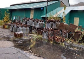 Vagones para transporte de carbón sacados del interior de la mina, en una foto de noviembre de 2020.