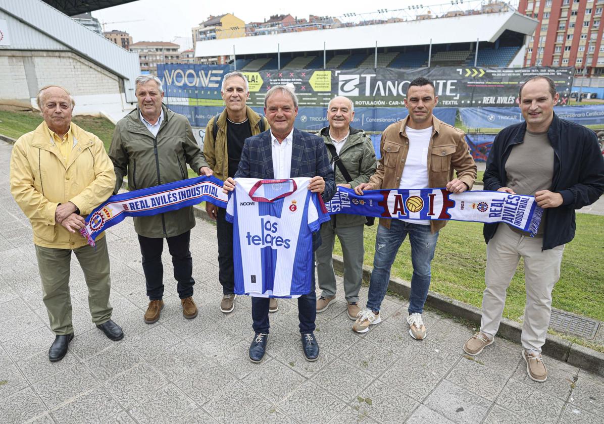 Raúl, Quico, Juan Calvo, Tino Rúa, Xiel, Geni y Moisés, ante el Suárez Puerta.