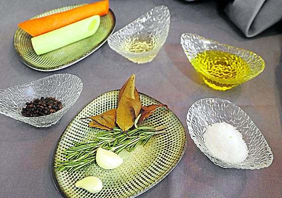 Por arriba y siguiendo las agujas del reloj, vinagre, aceite, sal, laurel, romero, ajo, pimienta, apio y zanahoria, básicos para hacer un escabeche.