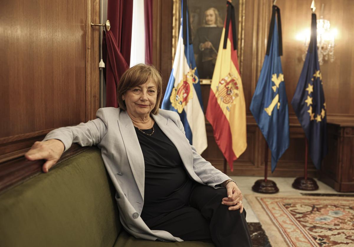 La alcaldesa de Avilés, Mariví Monteserín, en el salón de recepciones del Ayuntamiento de Avilés.